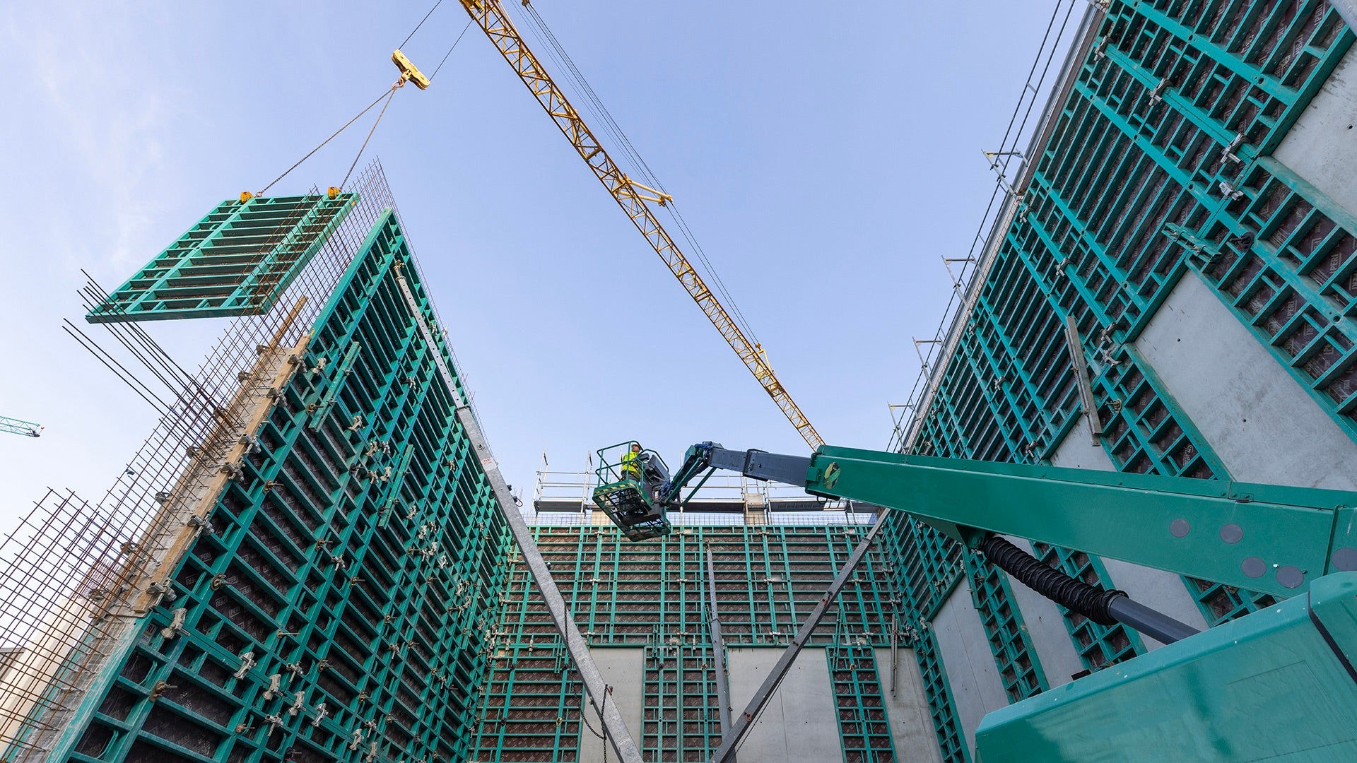 Alles in Grün: Der gesamte Schalungsbestand der Bauunternehmung Harald Klein GmbH ist werbewirksam in der Firmenfarbe Grün gehalten.