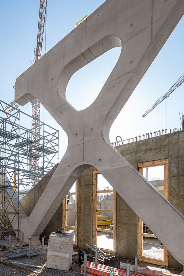 Trotz des filigranen Erscheinungsbildes mit seiner öffnenden Funktion trägt das 10 m hohe und insgesamt 250 m lange Fachwerkband die oberen drei Geschossebenen.