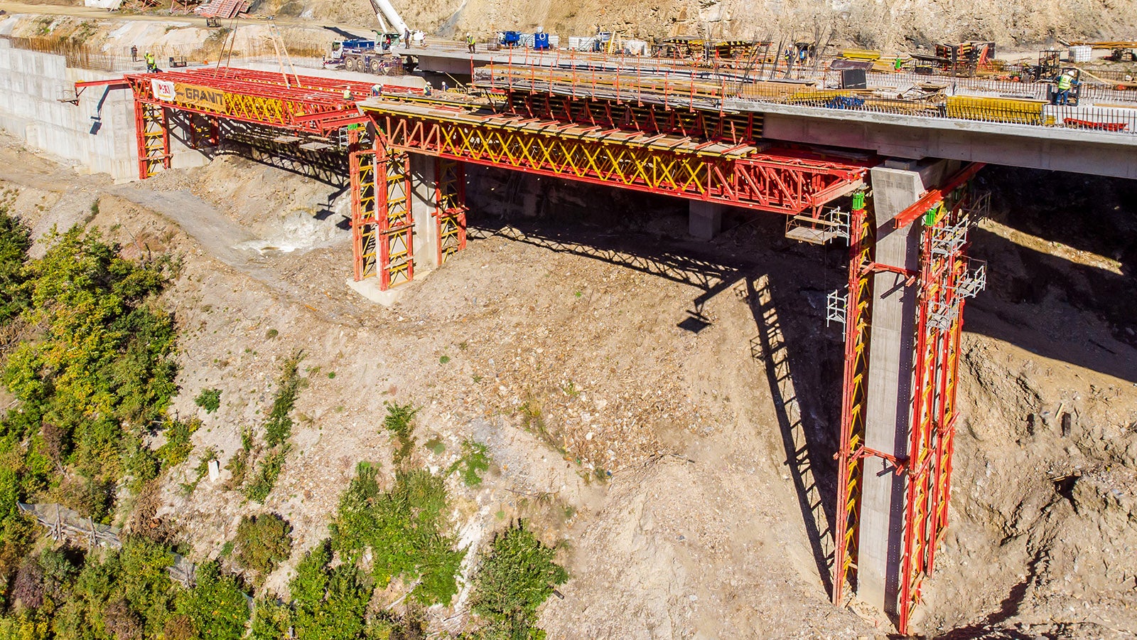 Podupiranje oplate celog raspona do 31 m omogućeno je zahvaljujući VARIOKIT VRB rešetkastim nosačima montiranim na samom gradilištu