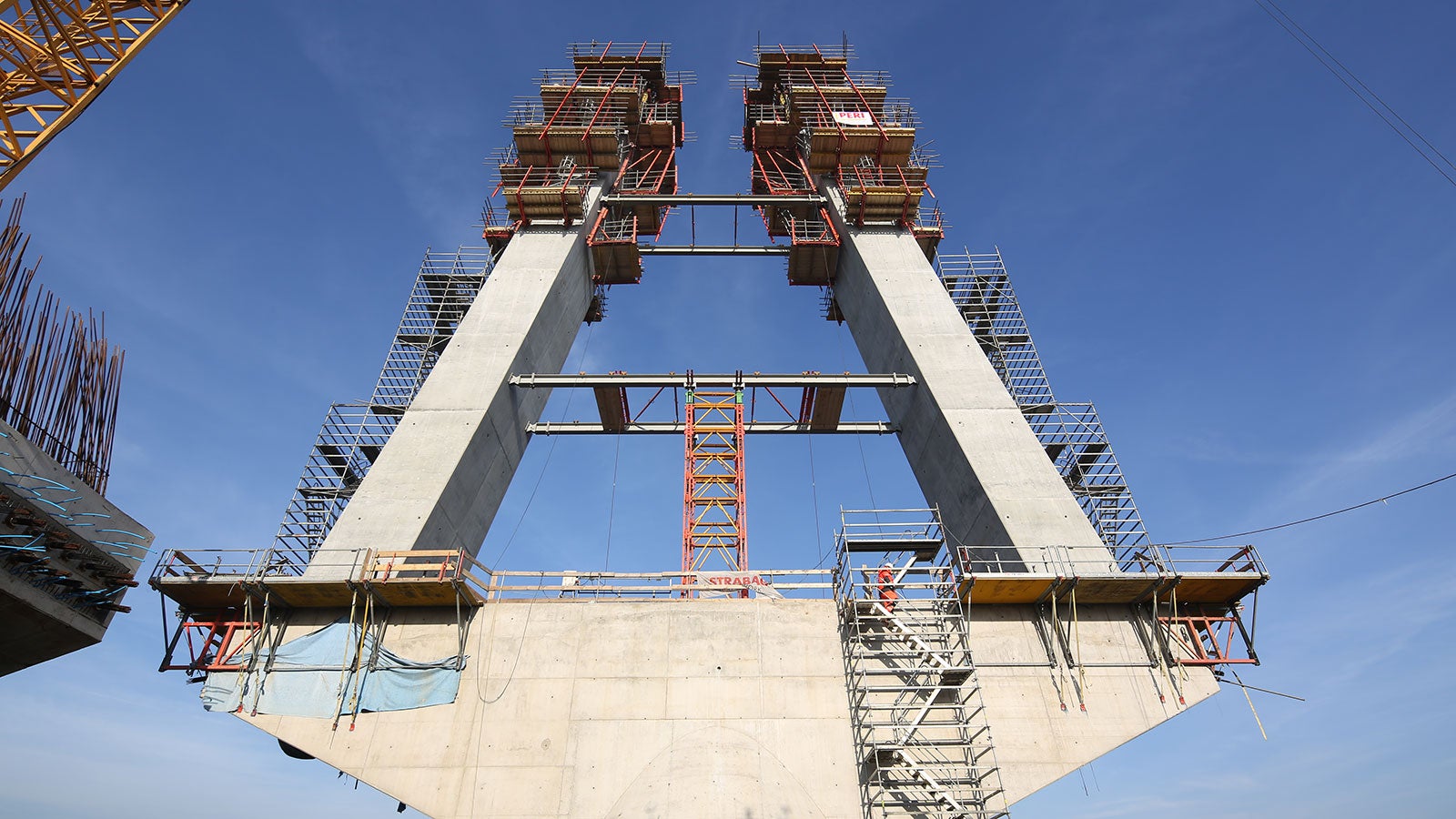 Bezpieczną komunikację do stanowisk pracy niezależnie od wysokości obiektu zapewniają rusztowania PERI UP