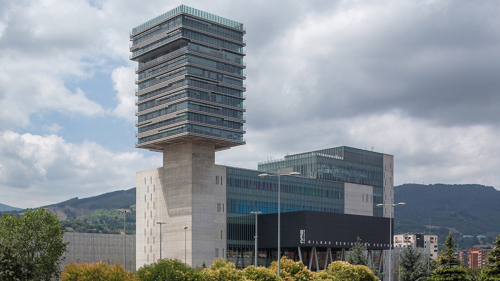 O Centro de Exposições de Bilbao, com a sua torre de 103 m de altura, é o edifício mais alto da região de Vizcaya.