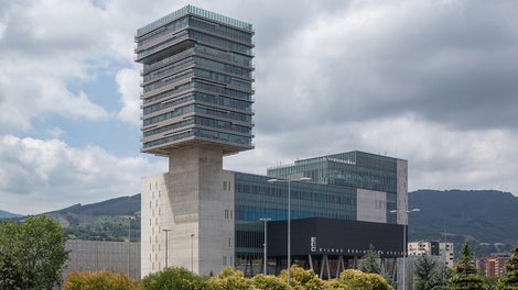 O Centro de Exposições de Bilbao, com a sua torre de 103 m de altura, é o edifício mais alto da região de Vizcaya.