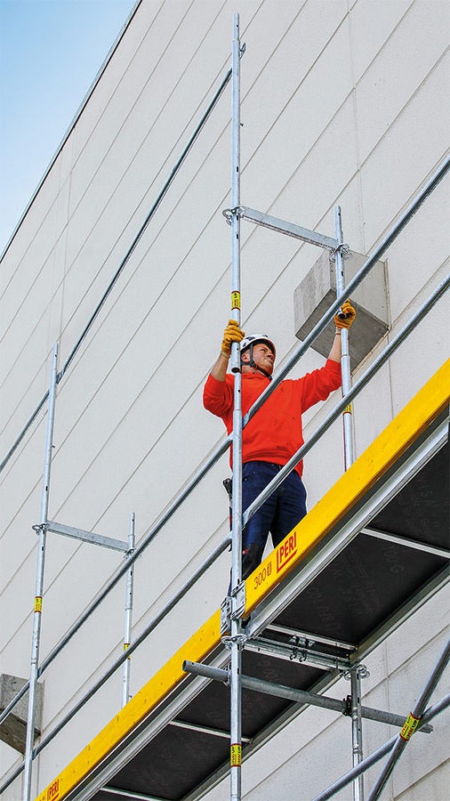 With PERI UP Easy, the guardrail for the next highest level is mounted with the frame from below each time. As a result, the scaffolder is already secured when entering the next level – and thus requires no personal protective equipment during the erection of the basic structure.