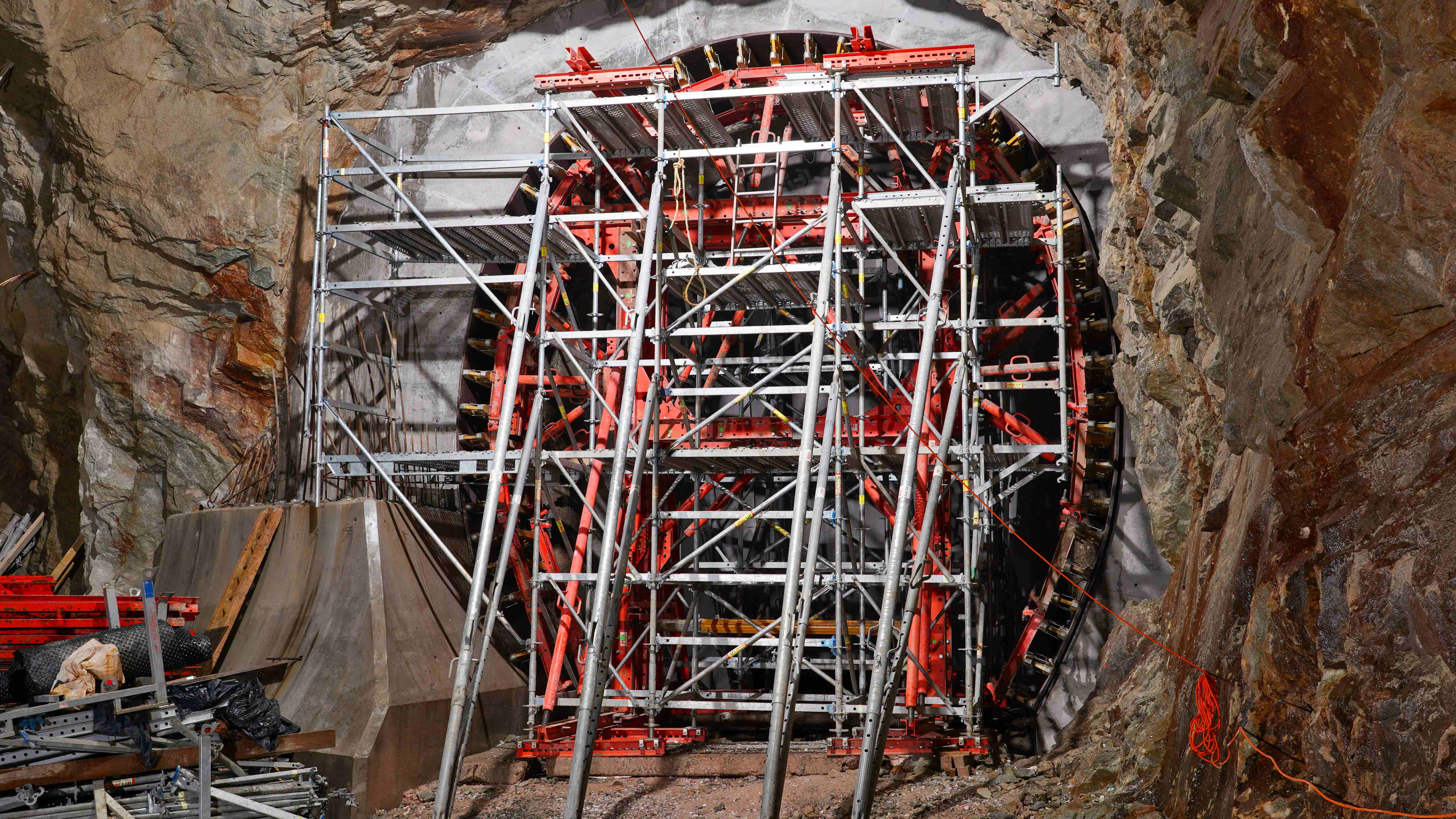 Sestava bednění a lešení pro realizaci malého výztužného žebra.