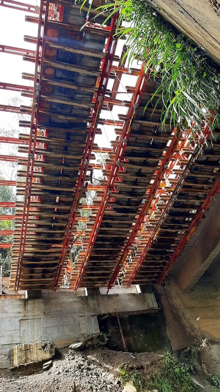 Sistema de ingeniería ALPHAKIT dando soporte a las vigas del puente en conjunto con el sistema LIWA.