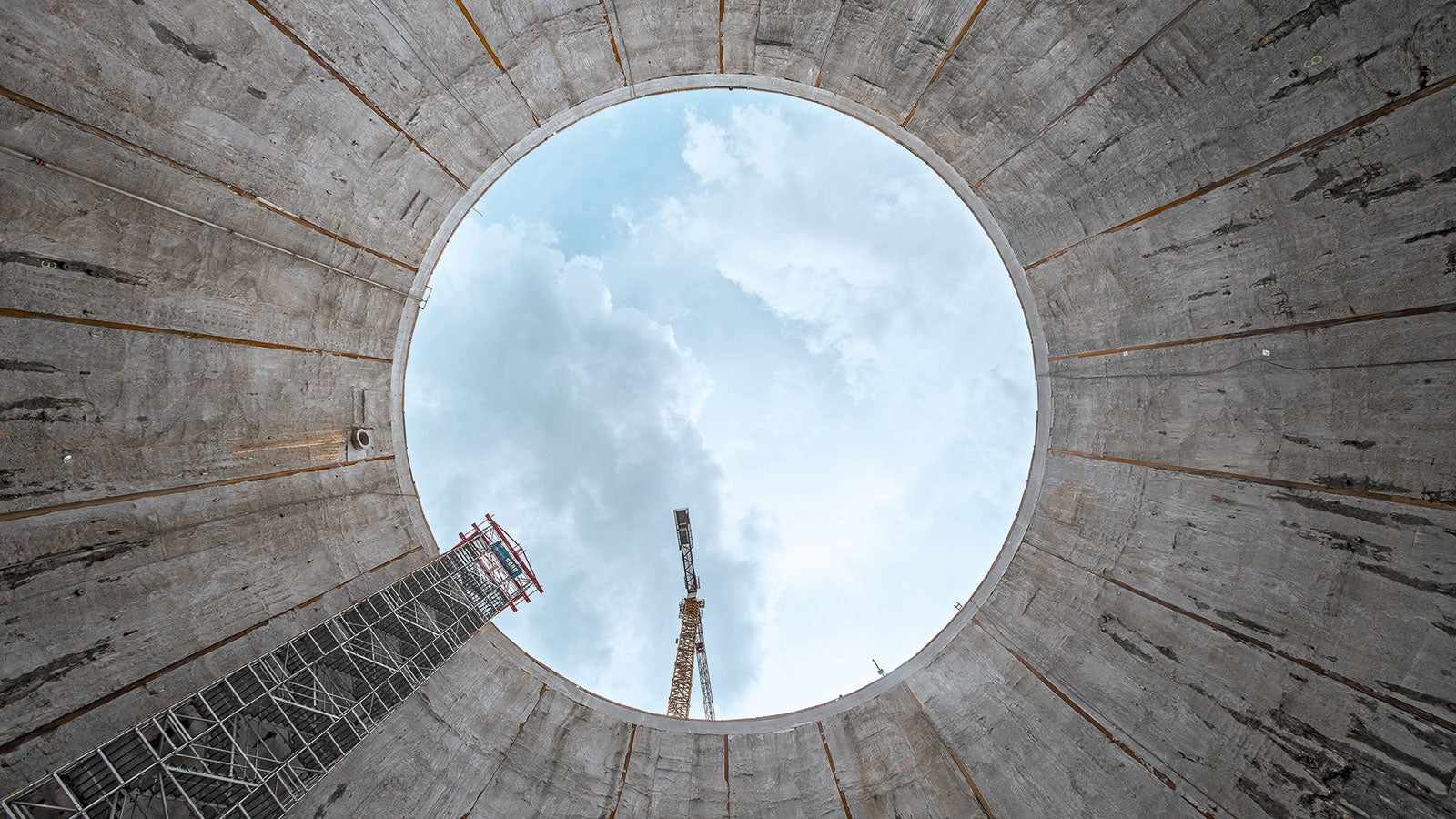 Die PERI UP Flex Bautreppe ließ sich auch mit Werkzeug oder Baumaterialen bequem und sicher begehen – auch bei hohem Nutzeraufkommen in beiden Laufrichtungen.