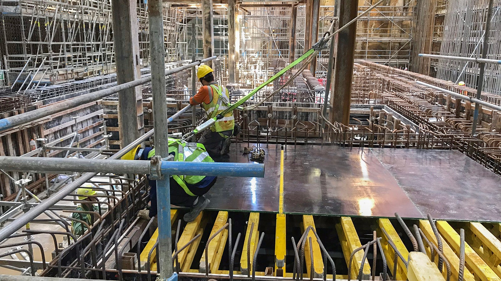 With PERI UP Flex Shoring, safe working platforms can be realized at any height.