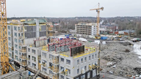 Pukkilan työmaalla on käytössä laajalti PERI-järjestelmiä: MAXIMO- sekä lämmitettävä MXH-seinämuottijärjestelmä, FB 180 -niveltyötasot, MULTIFLEX-holvimuotti, MULTIPROP-parveketuennat sekä vanerit.