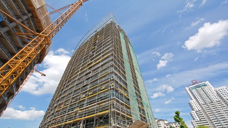 For all reworking on the building facades, PERI has provided PERI UP Rosett facade scaffolding. This scaffold system has also been designed for fast assembly and safe working conditions.