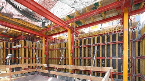 Efficient sequence of operations from floor to floor allowing high level of productivity and short cycle times using PERI hydraulic climbing system. 