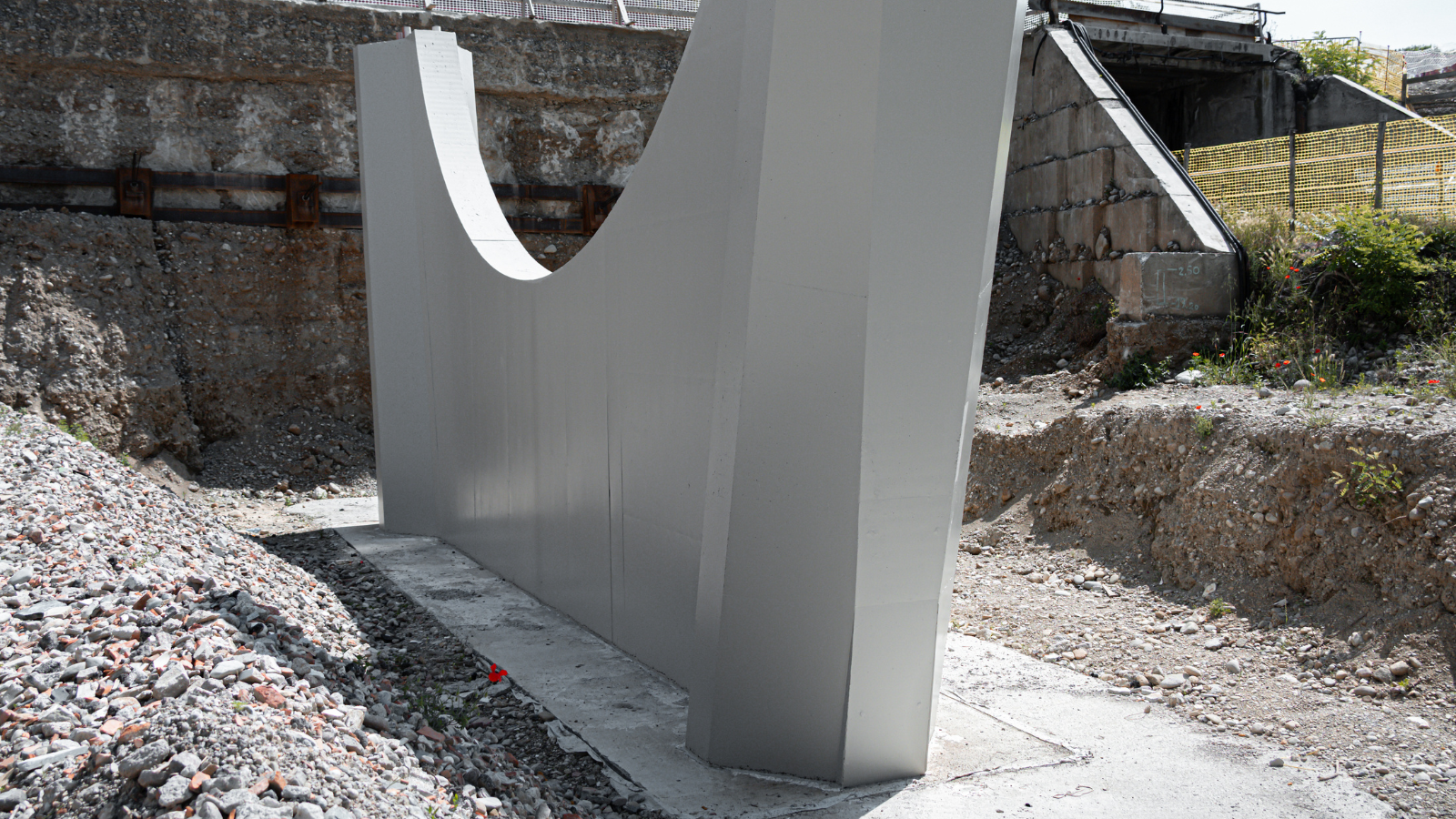 Particolare di una pila del nuovo ponte di Palazzolo sull'Oglio finita.