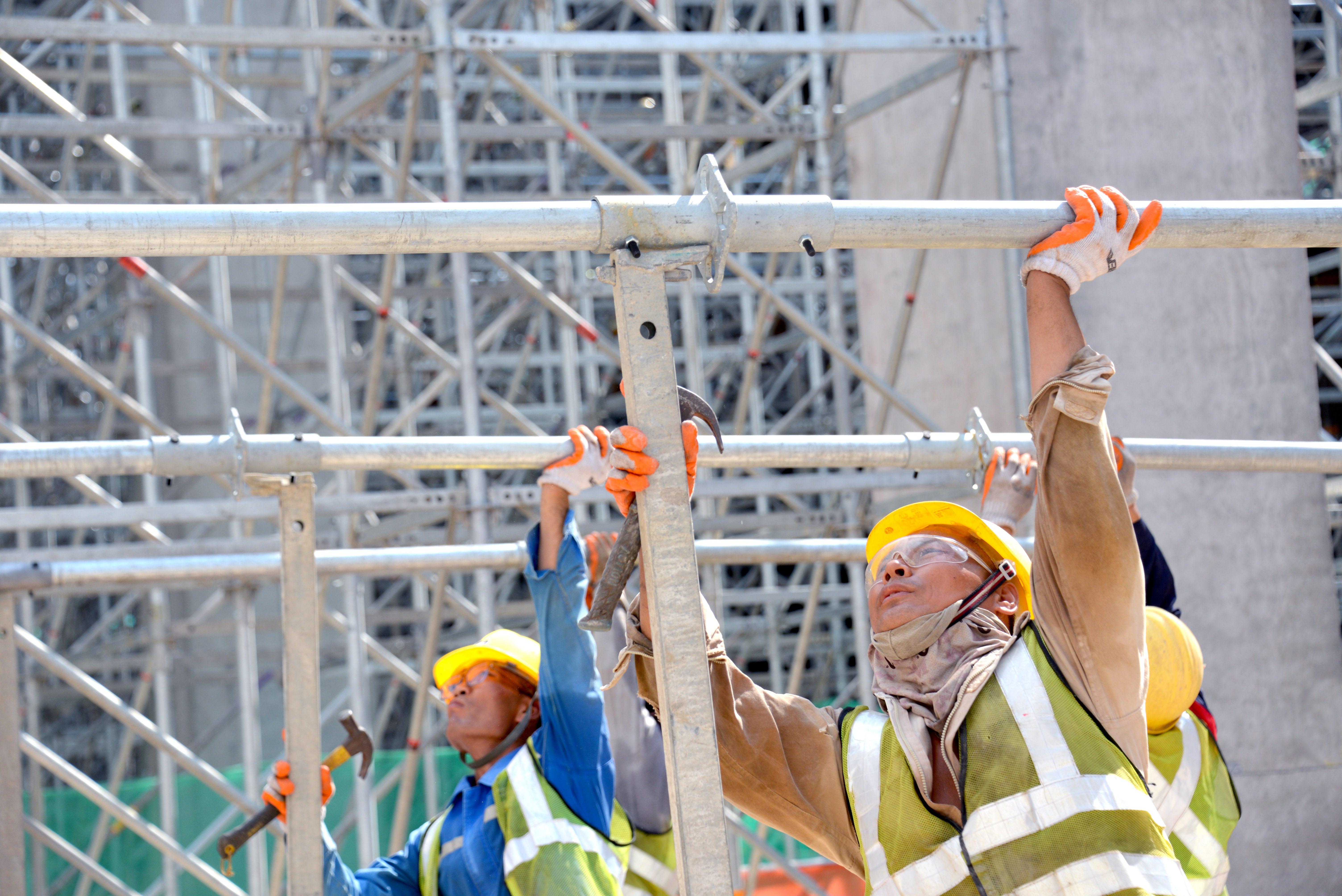 Site crew assembling PERI UP MD (PS100 Shoring) swiftly with ease