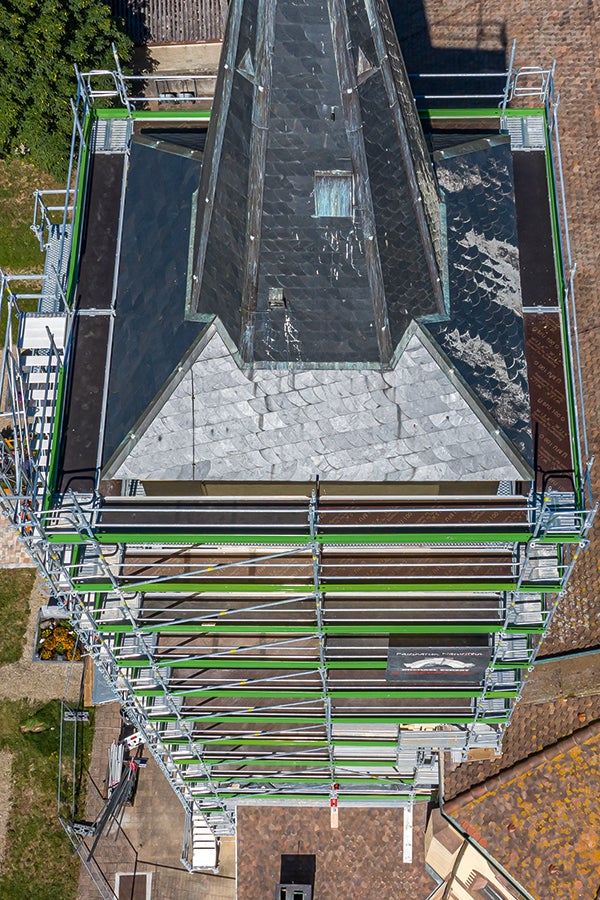Die Kircheneinrüstung weist in jeder Höhe ebene Arbeitsflächen ohne störende Stolperfallen auf.