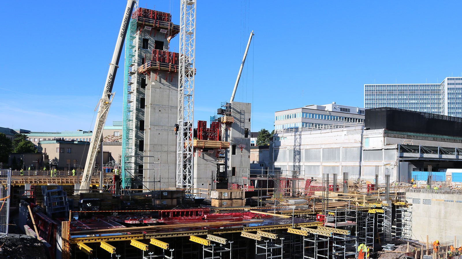 PERI:n järjestelmillä tehdyissä kuiluissa käytettiin TSE-purkuelementtien avulla toimivaa kuilumuottia, ja koko sisäpuolen kuilumuotti voitiin nostaa yhtenä kappaleena.