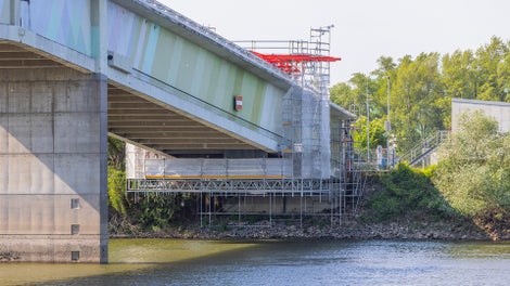 Insbesondere die Fahrwagenlösung für die beiden geneigten Brücken-Randfelder stellt eine erhebliche Kosten- und Zeiteinsparung für alle Projektbeteiligten dar.