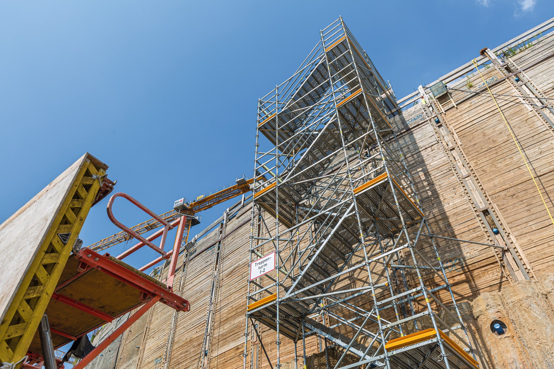 Die Bautreppe lässt sich entweder in ein bestehendes PERI UP Fassadengerüst integrieren oder als eigenständige Gerüsttreppe nutzen.<br/>