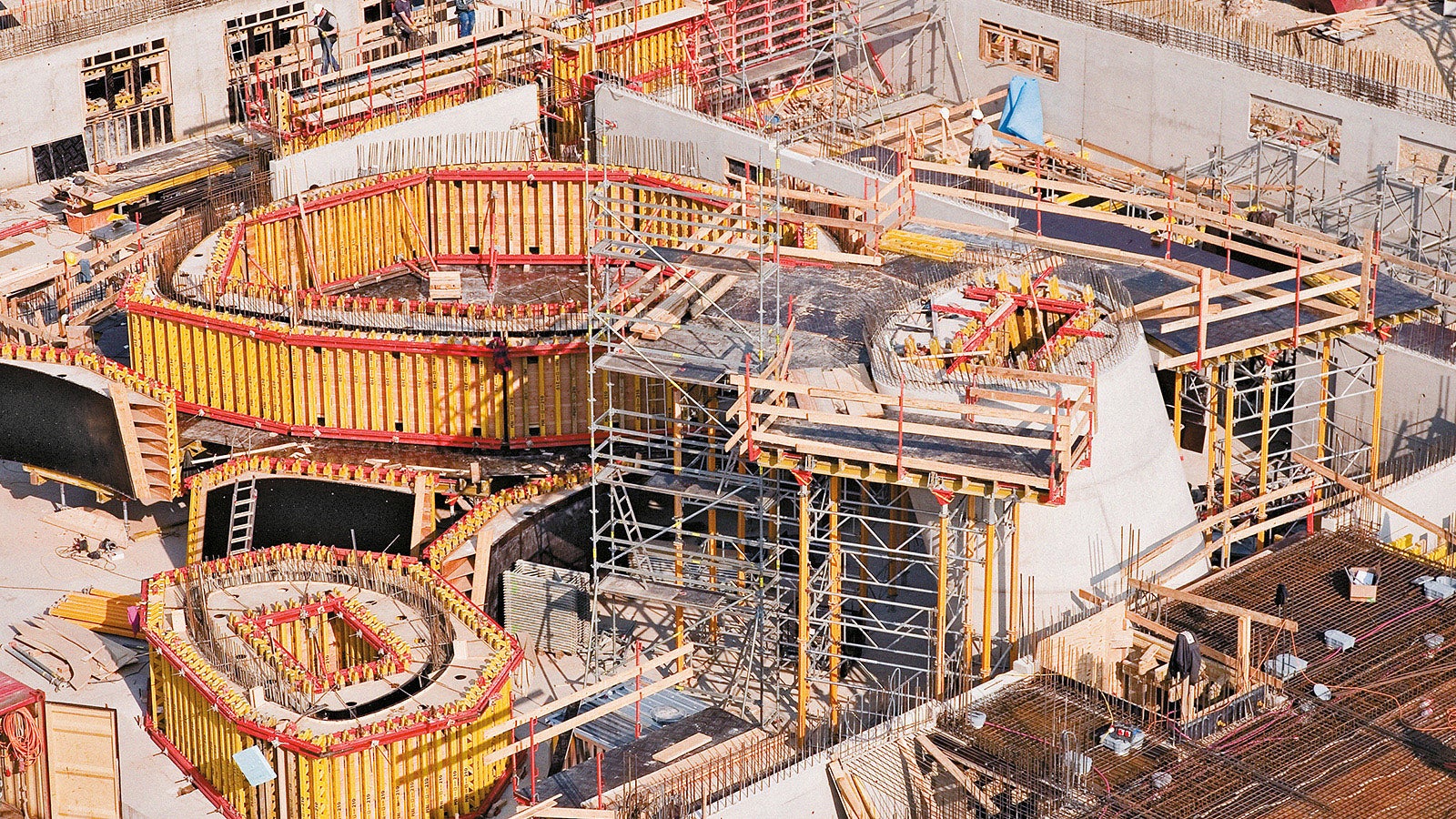 In spite of the very tight schedule, the PERI formwork solution ensured that the complicated geometry of the three inclined towers could be realized extremely accurately.