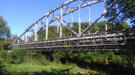 Zavěšené lešení nad řekou s délkou zavěšení 93 m.