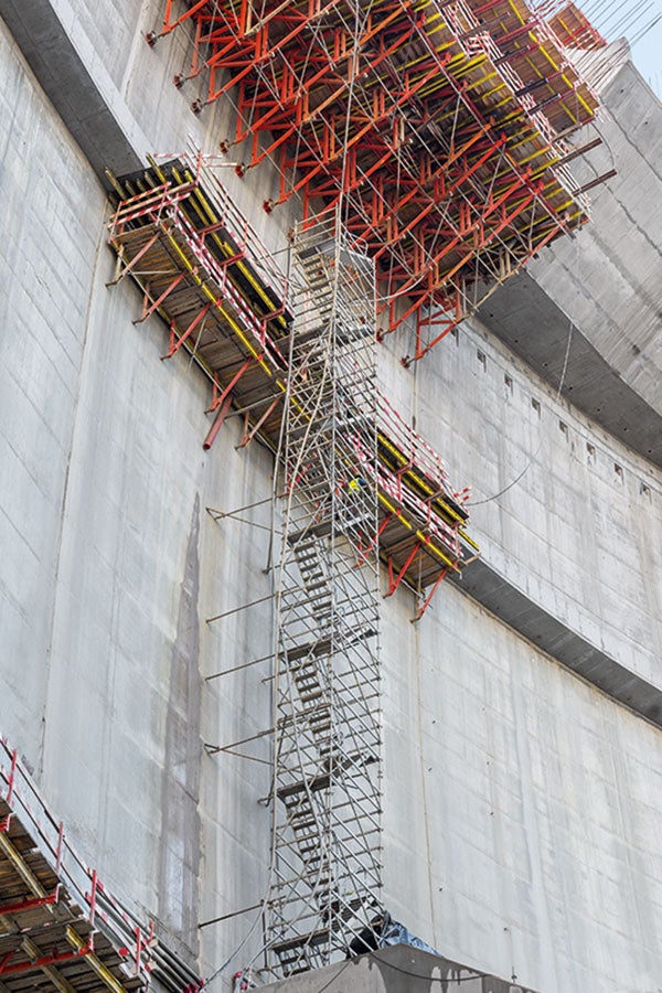 Schela modulară PERI UP este utilizată ca sistem complementar echipamentului de construcții VARIOKIT, ca schelă de lucru și ca soluție de acces la zonele de lucru. Printre avantajele utilizării schelei turn de acces cu scară PERI UP montate la înălțimi de până la 55 m, se numără accesibilitatea rapidă și sigură la toate zonele de lucru. 