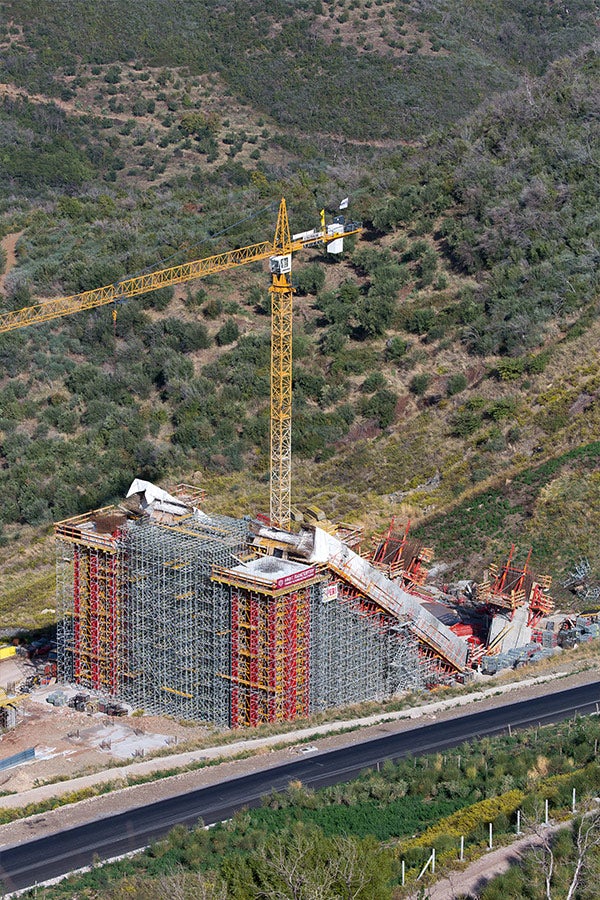 25米高的V型桥墩作为高速公路桥的三分之一处，同时也作为拱形钢结构与桥梁连接的起始点。