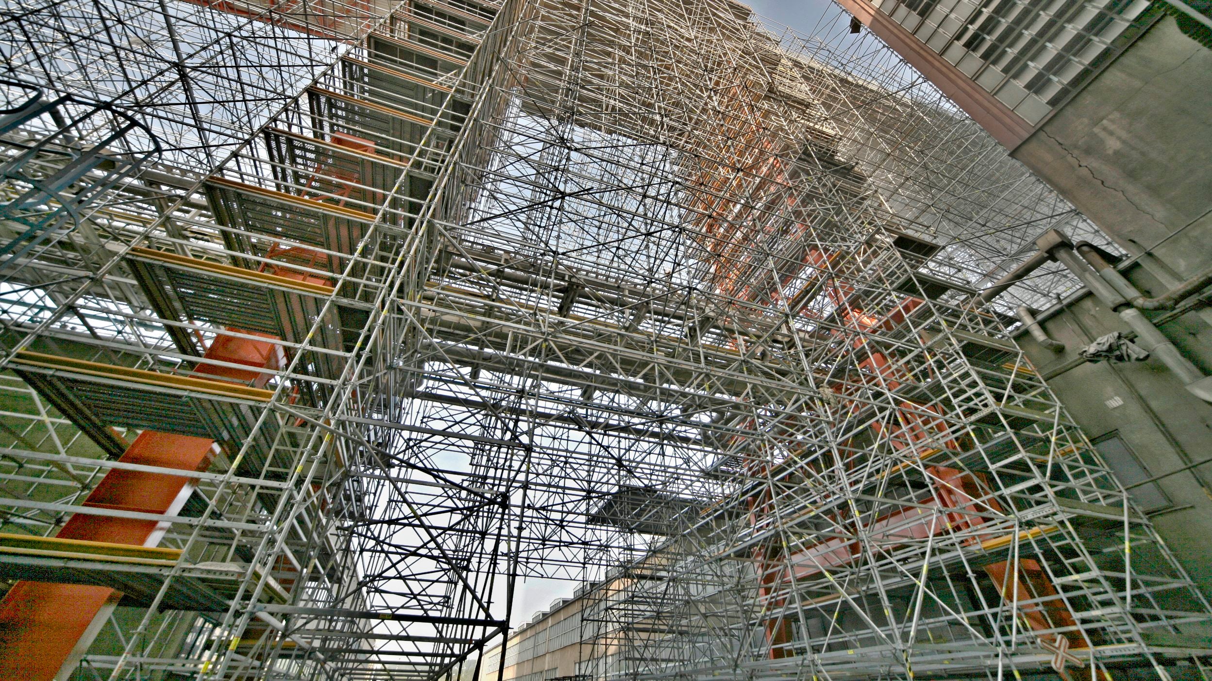 Systém PERI UP Flex umožňuje dokonalé a kompletní obestavění sloupů.