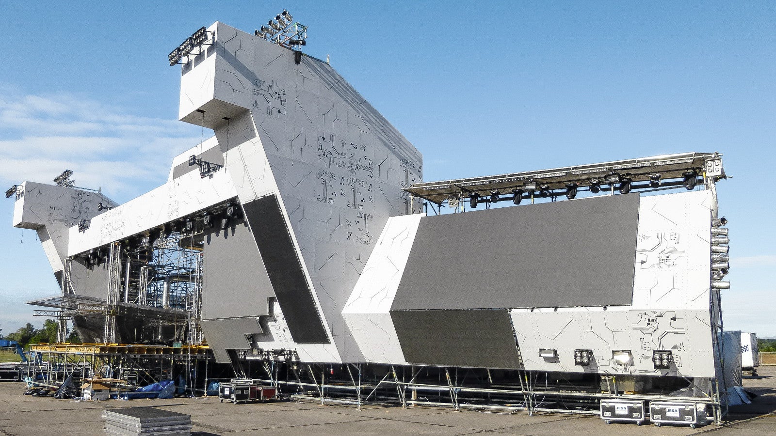 Futuristická konstrukce jako dominanta celého festivalu.