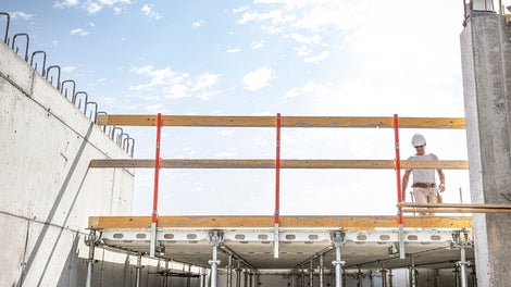 With only three basic components – panel, head and prop – the material requirement is particularly low. Thanks to the early striking option, only one formwork set is required, which improves the efficiency of the logistical process and minimises the need for storage space.