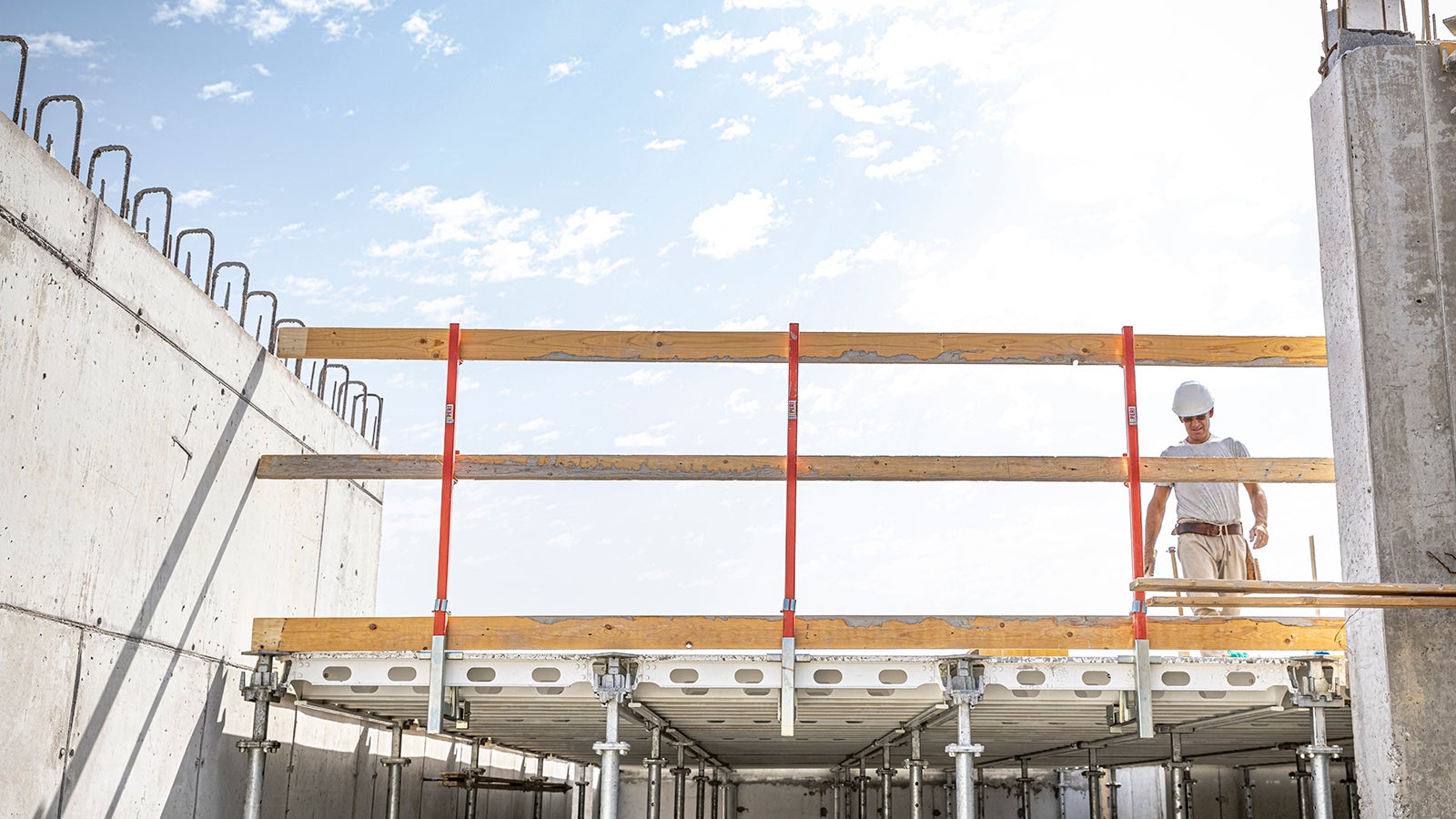 Mit nur drei Grundbauteilen – Paneel, Kopf und Stütze – ist der Materialbedarf besonders ­gering. Dank des Frühausschalens wird nur ein Schalungs­set benötigt, was zusätzlich für effiziente Logistikprozesse und einen minimierten Bedarf an Lagerflächen sorgt.