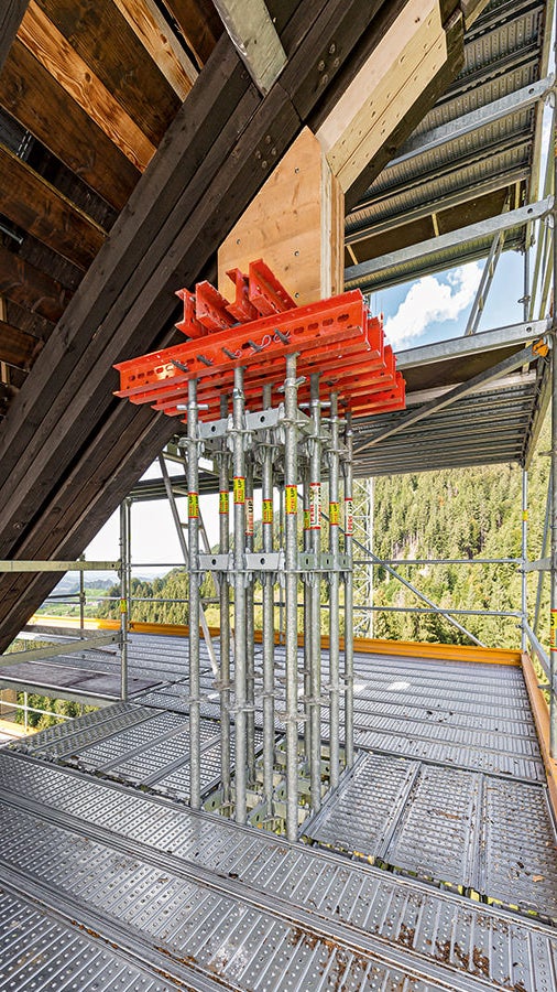 Die in das Raumgerüst und in die Belagsebene integrierte, 12-stielige Schwerlastunterstützung trug die hohen Lasten (140 kN) des auskragenden Schanzenkopfes temporär bis in den Untergrund ab.