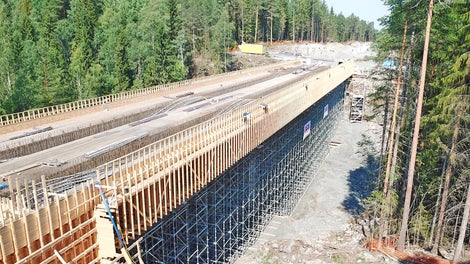 Terästelineiden käyttö kannen tuennassa nopeutti aikataulua noin kuukaudella.