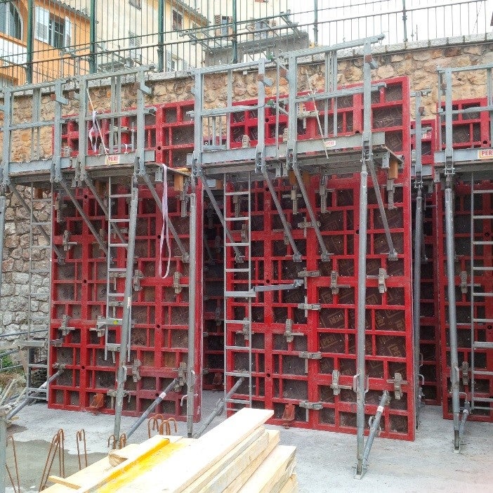 Le voile courbe à facettes a été réalisé avec les coffrages MAXIMO 120x120 