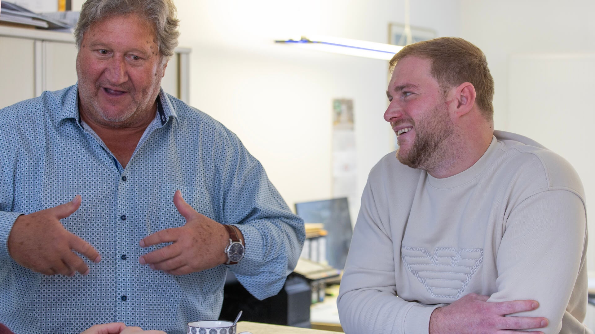 Hier wird Zusammenhalt gelebt: Das Team hält zusammen und unterstützt sich gegenseitig. Diese gelebte Familienkultur spiegelt sich in verlässlichem und ehrlichem Handwerk für die Kunden wider.