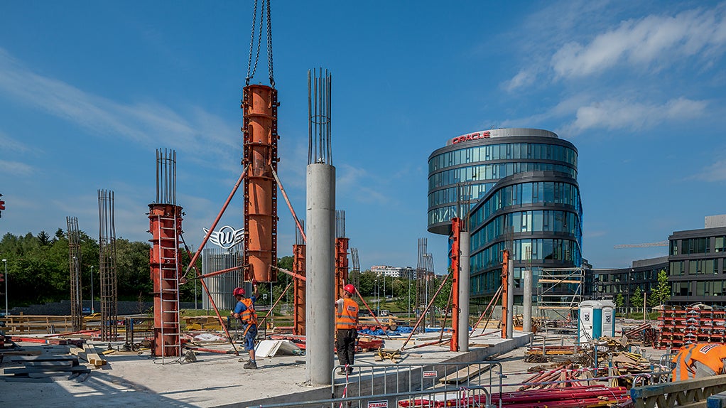 Bednění kruhových sloupů SRS přemísťované v celé výšce s pomocí jeřábu.