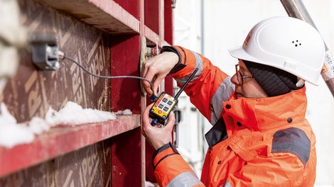To transfer the measured values, the sensors are then connected to an ISC Pressure Node, which can be fixed directly to the formwork.