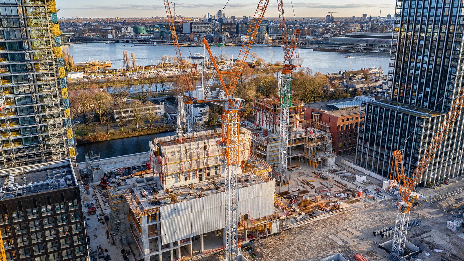 PERI made its mark with system-integrated safety solutions for the complex construction of the Y-Towers in Amsterdam. The building core of both towers was constructed with the help of an economical PERI system combination. Enormous wind loads were a particular challenge here, which is why both towers were equipped with a PERI climbing protection panel. This allowed safe working at great heights and minimized the risk of falling parts. In addition, the PERI self-climbing system allowed the concrete distributors to be easily moved upwards - without the use of a crane.