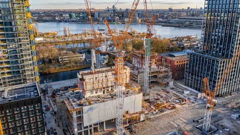 PERI punktete mit systemintegrierter Sicherheit beim komplexen Bau der Y-Towers. Der Gebäudekern beider Türme entstand mithilfe einer wirtschaftlichen PERI Systemkombination. Enorme Windlasten galten hierbei als besondere Herausforderung, weshalb beide Türme mit einer PERI Kletterschutzwand ausgestattet waren. Diese ermöglichte ein sicheres Arbeiten in großer Höhe und minimierte das Risiko herabfallender Teile. Das PERI Selbstklettersystem erlaubte zudem ein einfaches Umsetzen der Betonverteiler nach oben – ganz ohne Kraneinsatz.