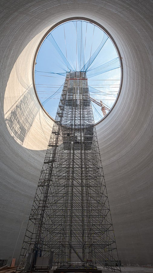 PERI UP war gleichzeitig Trag- und Arbeitsgerüst zur Auflagerung und Fertigmontage der Silo-Holzdachkonstruktion. Das Konzept der PERI Ingenieure zum Abtragen der hohen Lasten in über 70 m Höhe berücksichtigte zudem die unterschiedlichen Bauzustände.