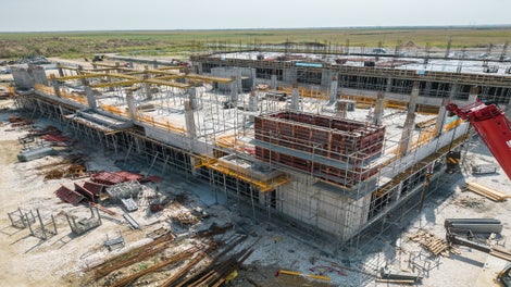 经久耐用的TRIO系统是项目外墙和立柱结构理想的模板方案。 