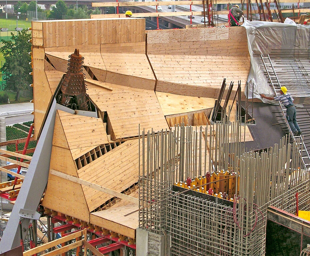 Due to the special characteristics of the required component shapes, the numerous twisted surfaces were realized with 3D formwork units assembled at PERI´s assembly facilities.