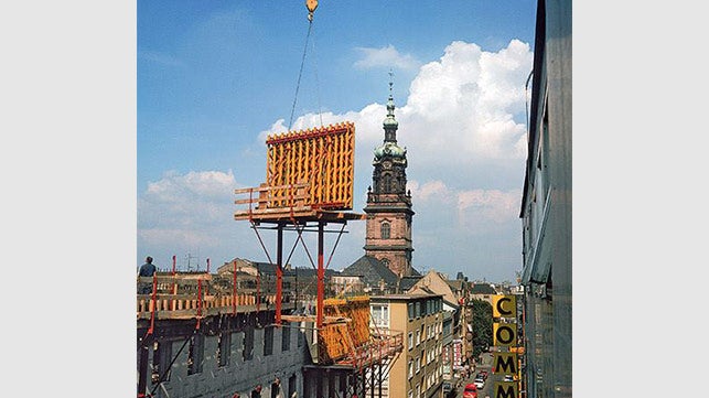 <p>Em 1973, o primeiro andaime de escalada do mundo aumentou a seguran&amp;ccedil;a e a velocidade do trabalho no canteiro de obras. O seu design arrojado agiliza consideravelmente a constru&amp;ccedil;&amp;atilde;o de edif&amp;iacute;cios altos, pois a forma e os andaimes podem ser movidos num &amp;uacute;nico guindaste.</p><br/>