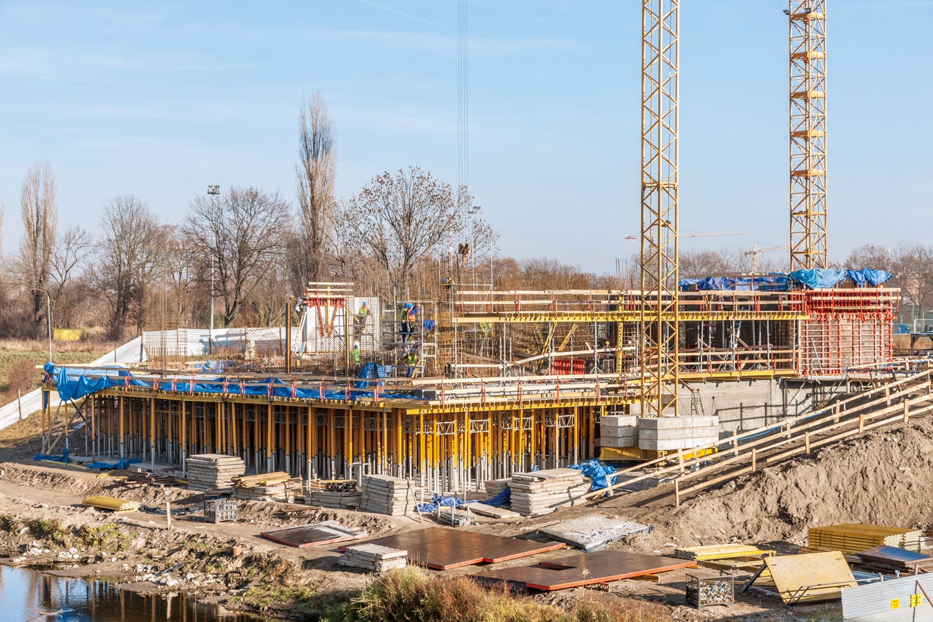 Dobra organizacja pracy deskowań ściennych i stropowych pozwala wykonywać jednocześnie różne elementy skomplikowanej konstrukcji.