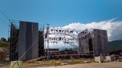 Для монтажа декораций, сцены и трибун было задействовано 20 тонн PERI UP