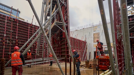 Zowel bekisting, MXK platforms, als ladder en stelschoren worden in één kraanbeweging verplaatst. Snel en efficiënt.