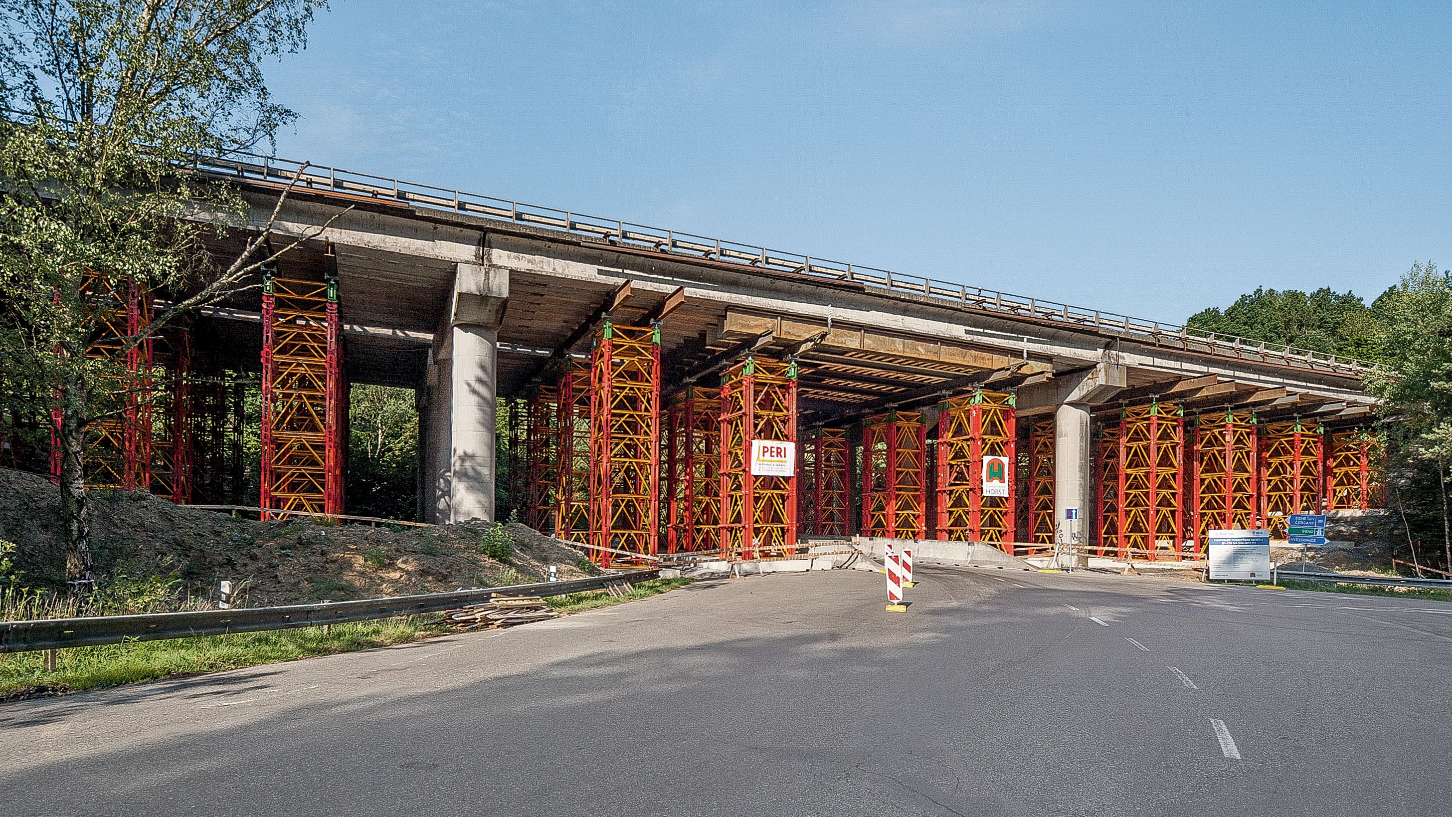 <p>Vytvořen&amp;iacute; dočasn&amp;eacute;ho podepřen&amp;iacute; mostu v havarijn&amp;iacute;m stavu podpěrn&amp;yacute;mi věžemi VST ze syst&amp;eacute;mu VARIOKIT.</p><br/>
