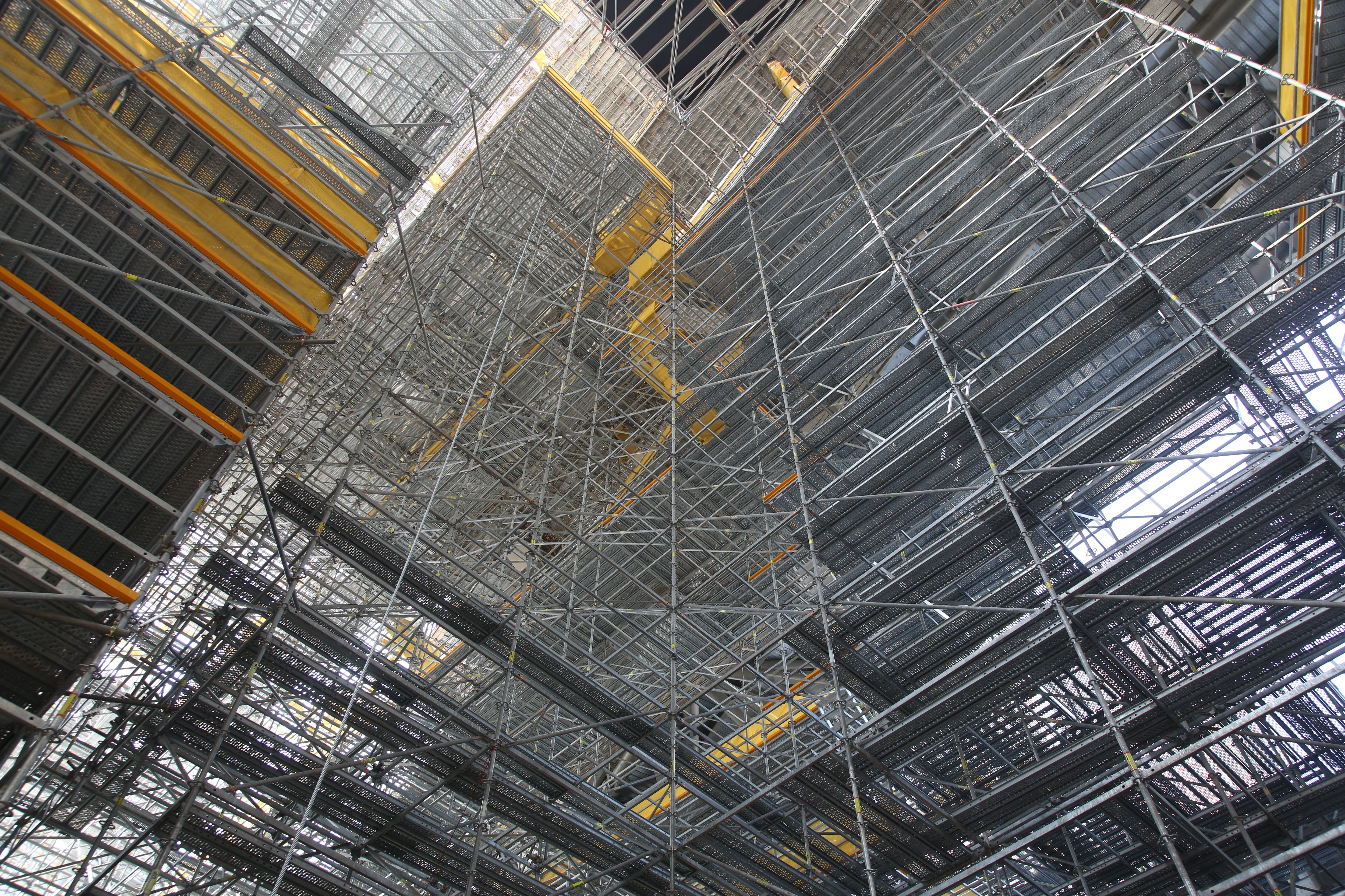 Initial PERI UP scaffold installed up to 60m high