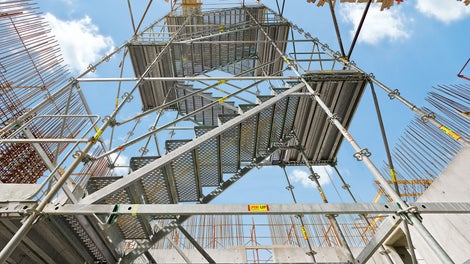 Gelochte Belagstufen und perforierte Beläge bieten hohe Rutschsicherheit. Gleichzeitig wird eine Vereisung im Winter erschwert, da sich Wasser kaum ansammeln und gefrieren kann.