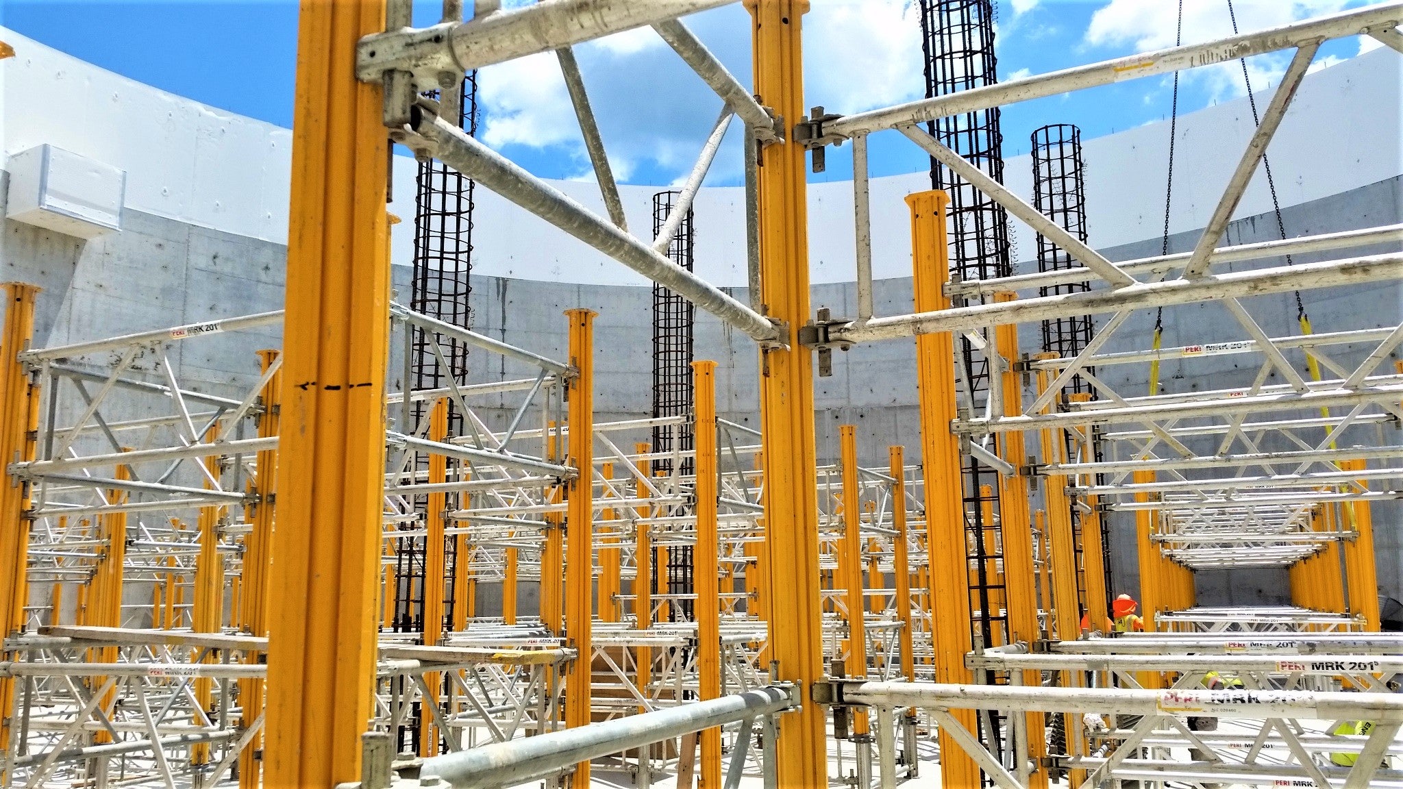 MULTIPROPS connect easily to create shoring towers