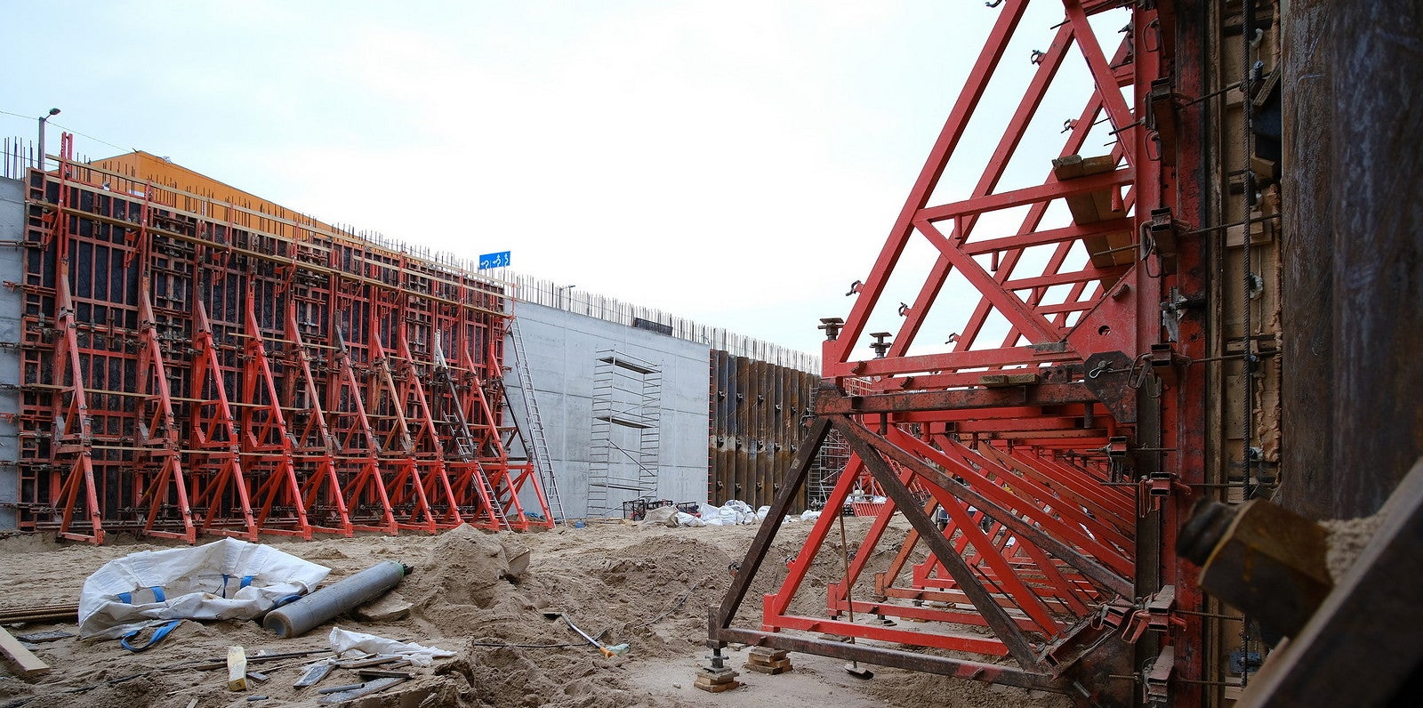 SB rėmų pagalba periimamos betono apkrovos, išlaikant lygų paviršių, betonuojant net ir 8,50m aukščio sienas.<br/>(nuotraukos autorius: Marius Slabada)