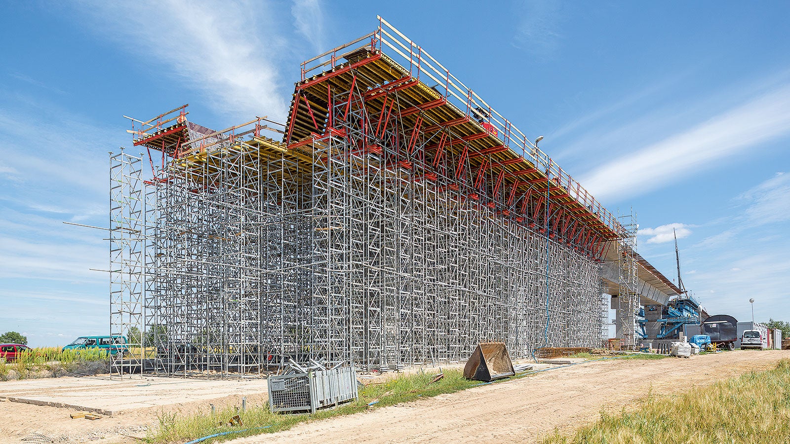 Przęsło mostu głównego wykonywane na wieżach podporowych ST 100 z deskowaniem VARIO.