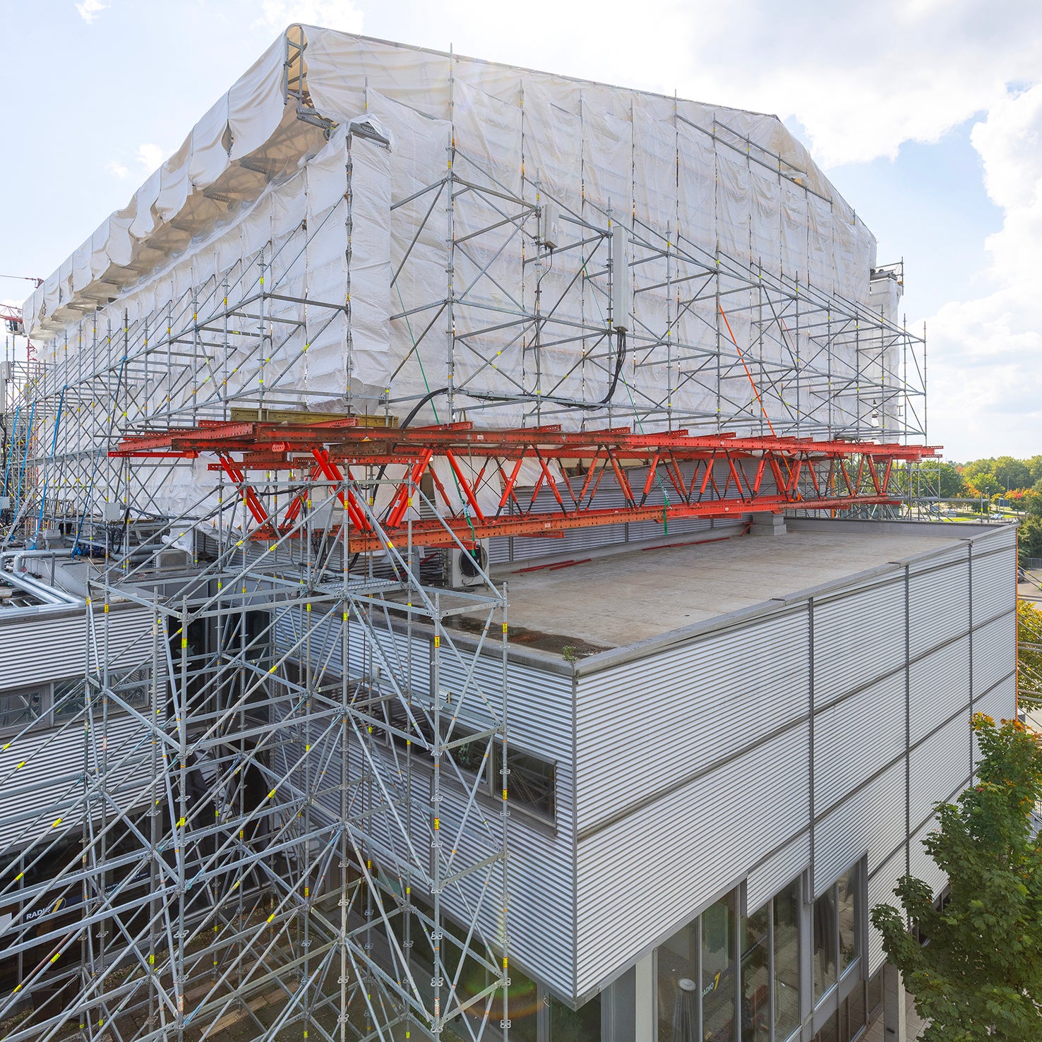 Die Überbrückung des nördlichen Anbaus erfolgte mit einer tragfähigen, 22 m frei spannenden VARIOKIT Fachwerkkonstruktion.